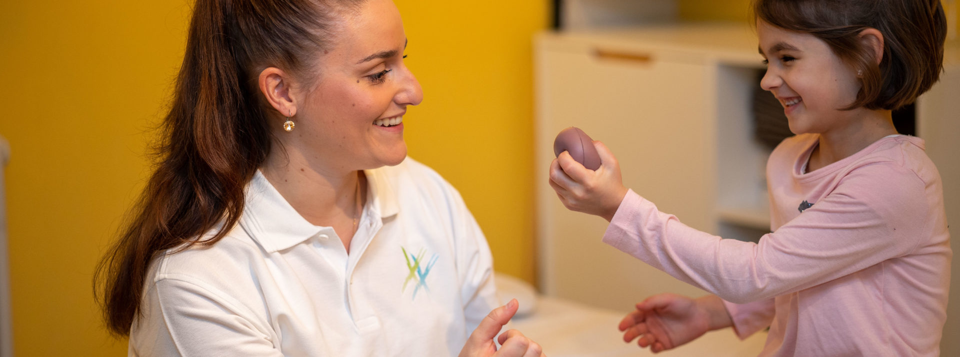 Physiotherapeutin mit Kind