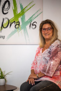 Frau sitzend